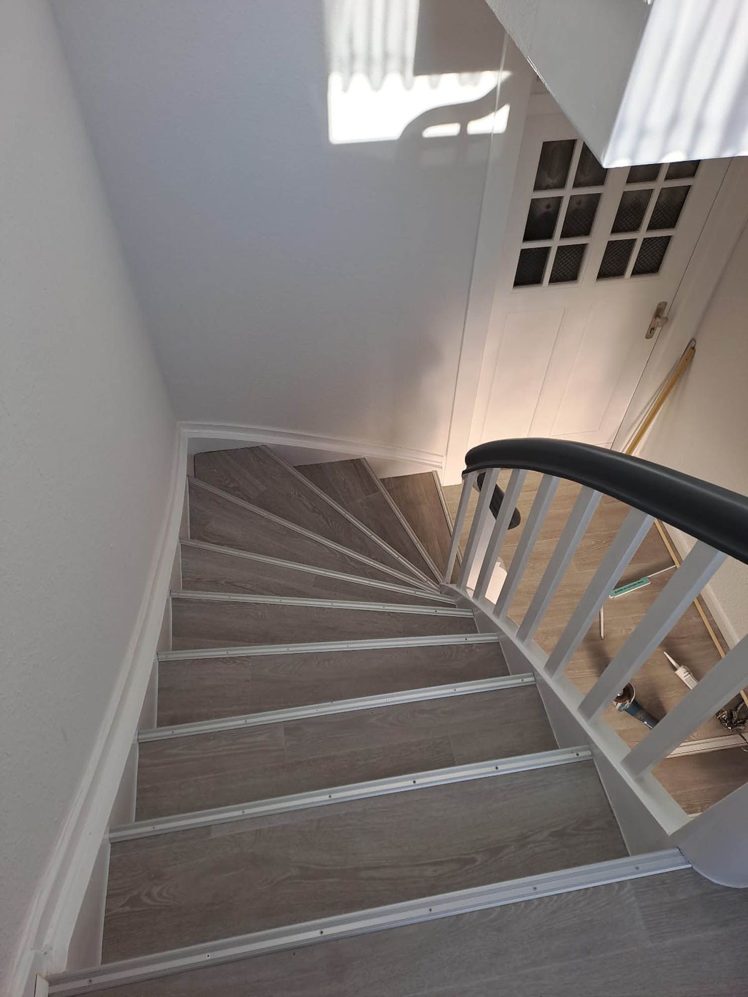 Eine Treppe mit Holzstufen und einem weißen Geländer