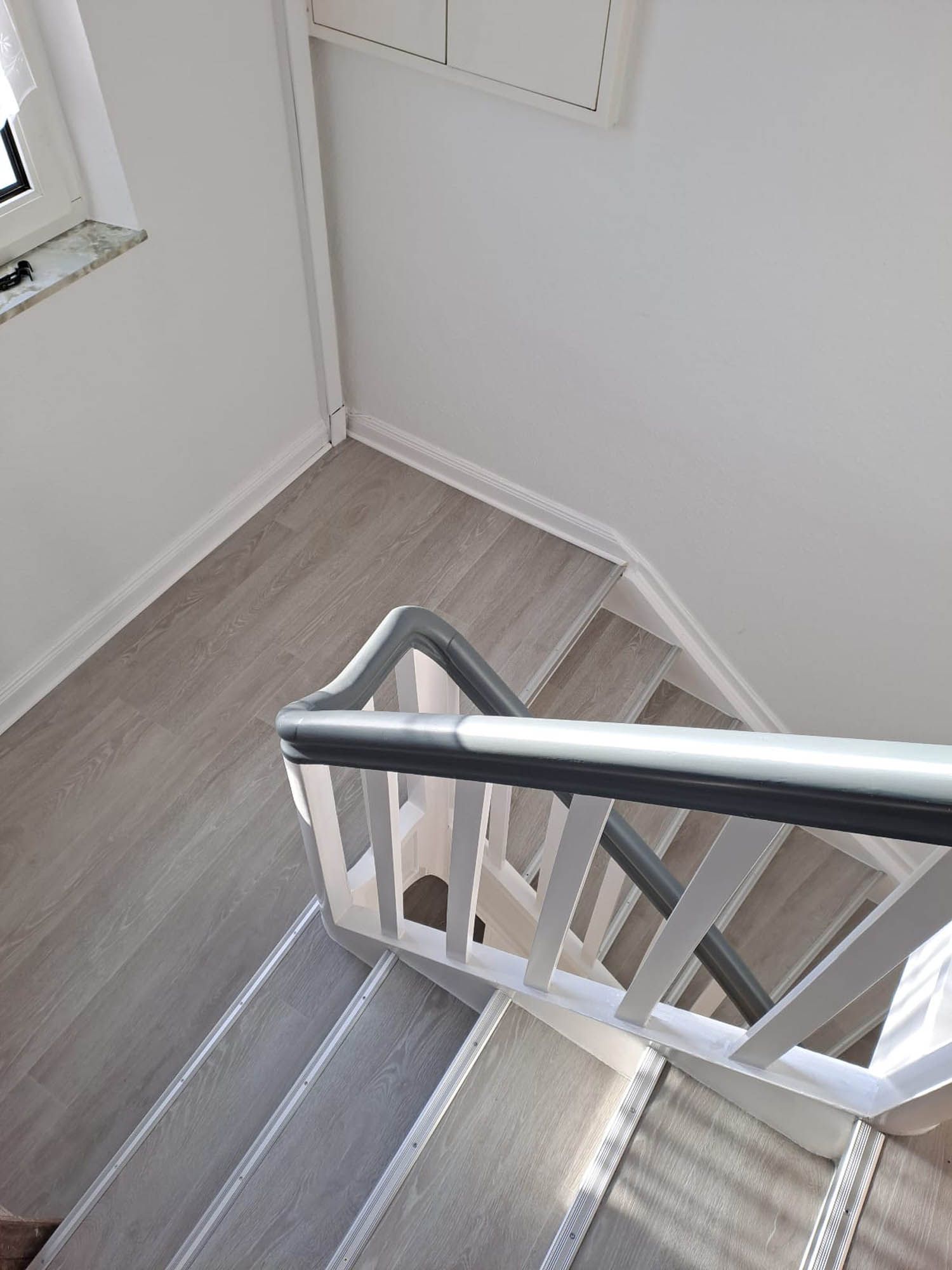 Eine Luftaufnahme einer Treppe mit einem schwarzen Geländer