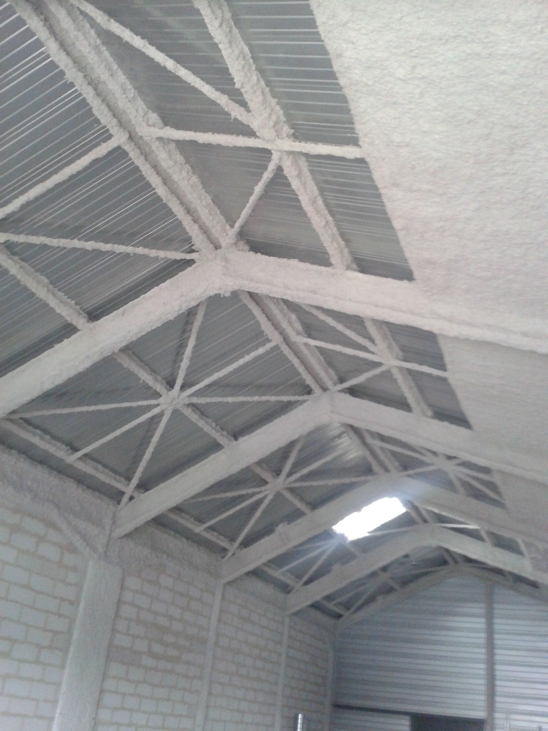 Projection coupe-feu à l'intérieur d'une charpente métallique