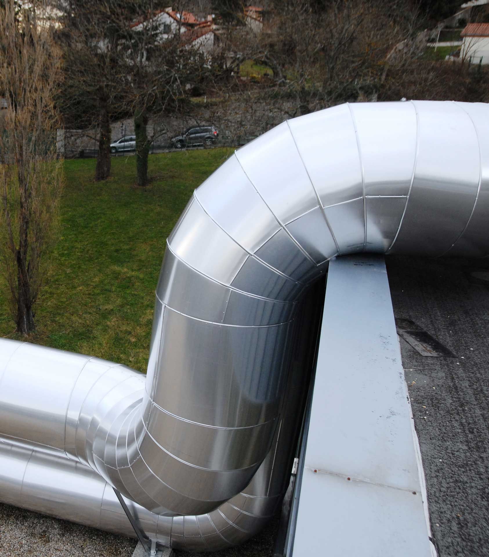 Calorifugeage des gaines de ventilation en coude dans le lycée Benoît Fourneyron à Saint-Étienne