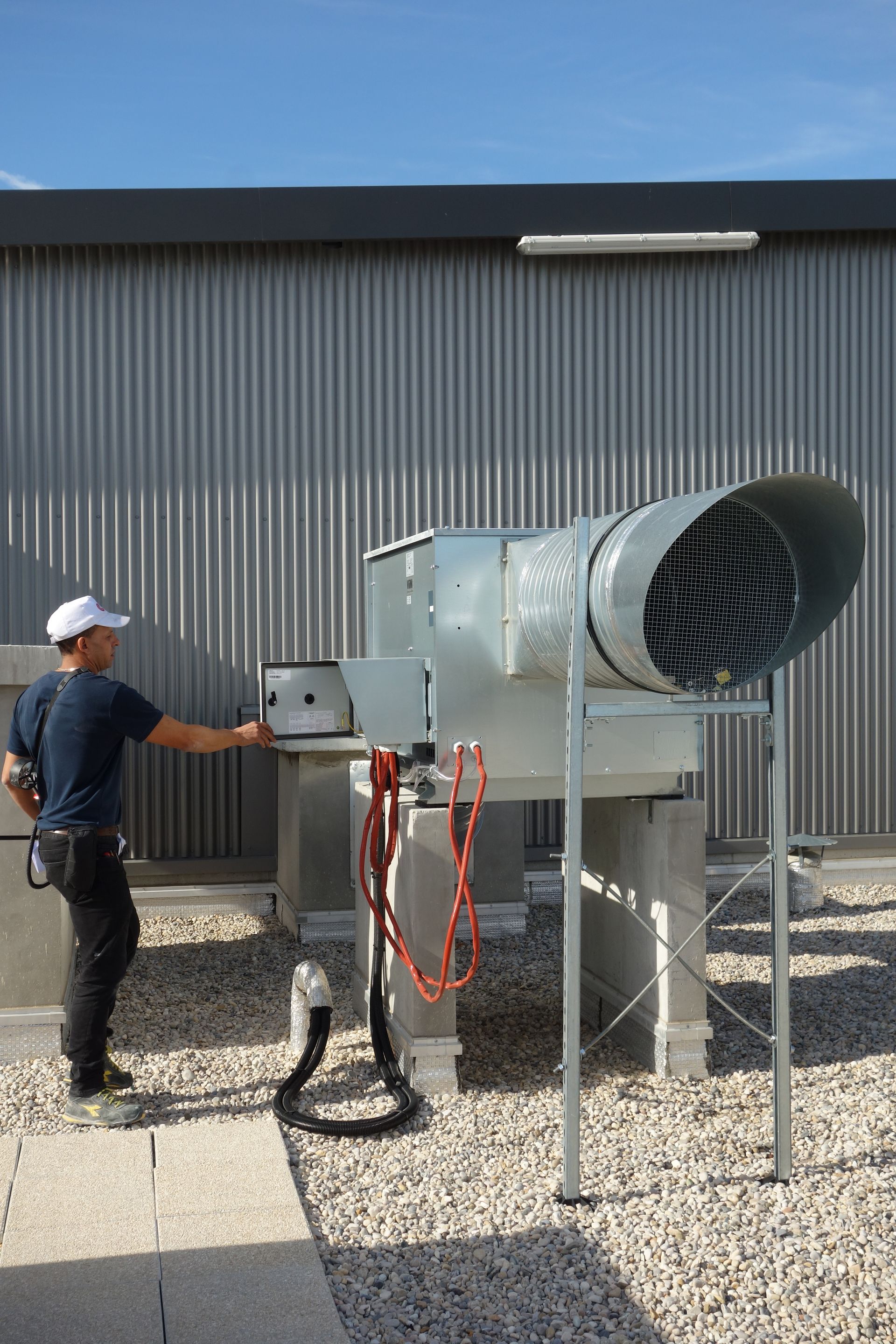 Conduit d'évacuation des fumées  en maintenance sur un toit