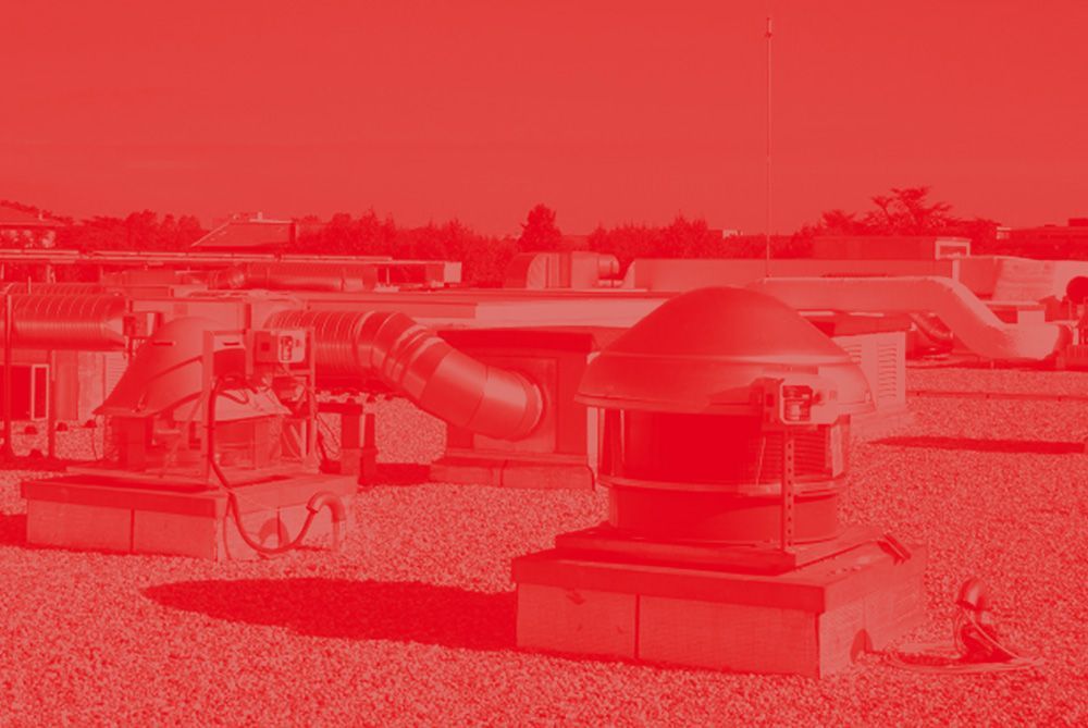 Unités d'extraction de fumé sur un toit de bâtiment