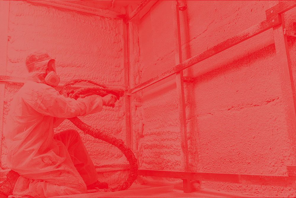 Un professionnel qui projette de l'isolant