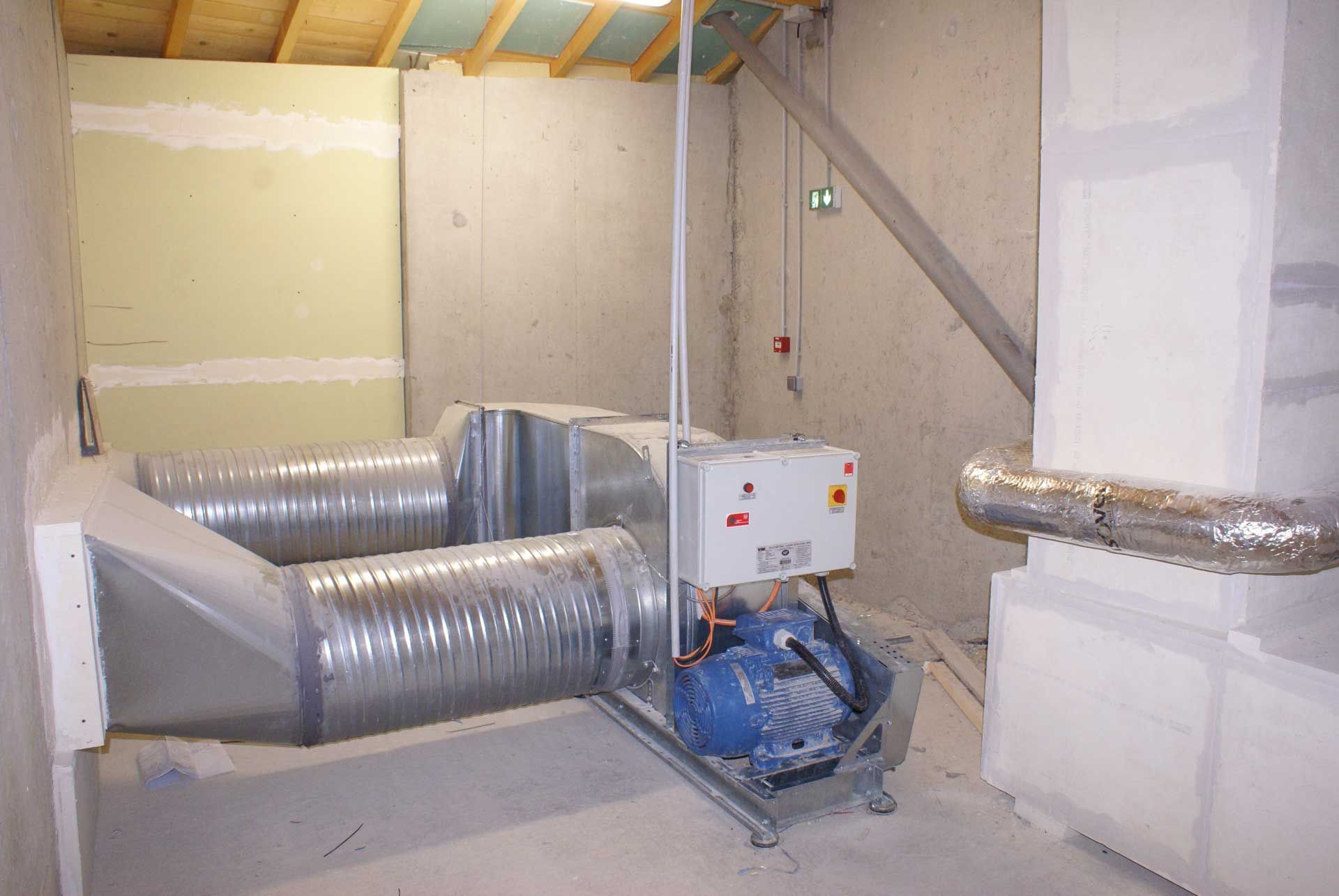 Installation d'équipements gris de désenfumage mécanique de la marque Promat dans la maison de retraite de Saint-Pal-de-Chalençon