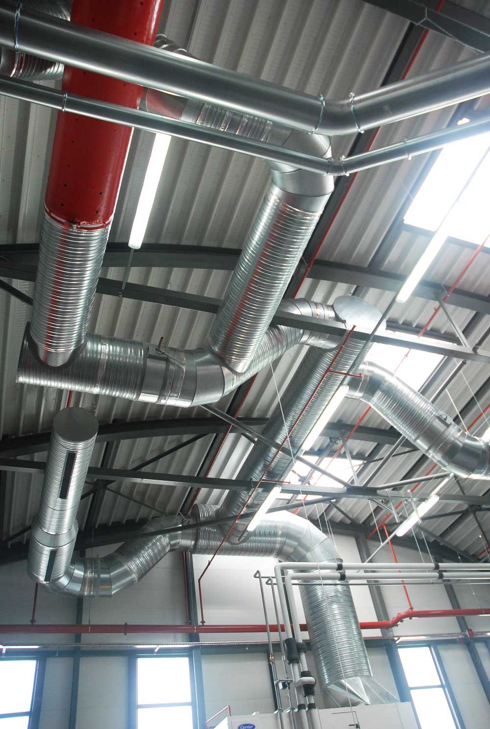 Conduit extérieur d'extraction d'air sur une façade de bâtiment