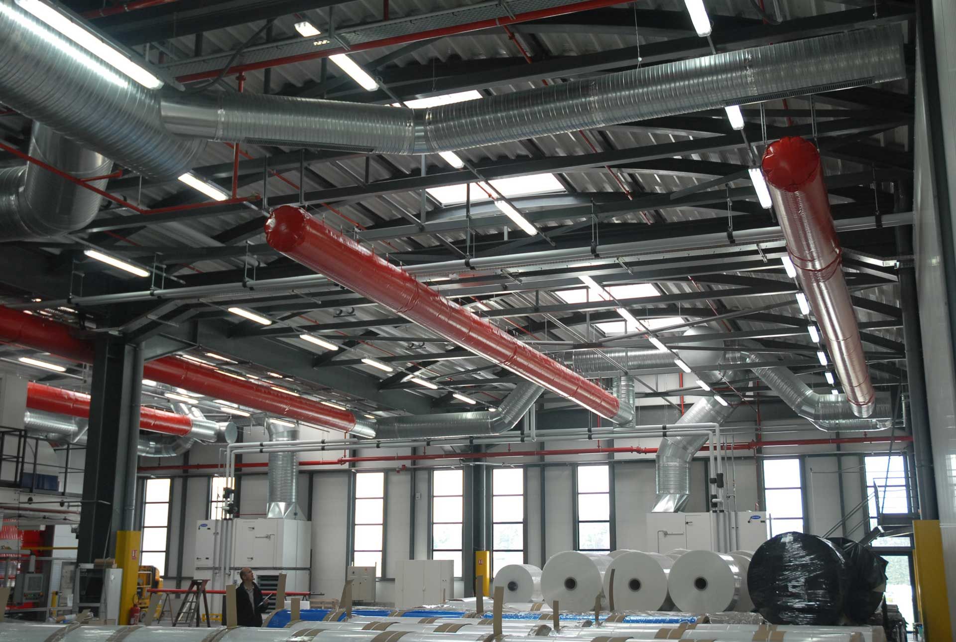 Installation au plafond de gaines en galva et textile dans les imprimeries GRANGER à Sainte-Sigolène