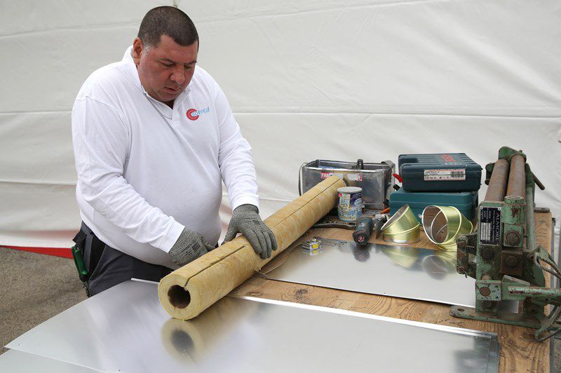 Découpage d'une gaine d'isolation sur mesure par un expert en calorifugeage