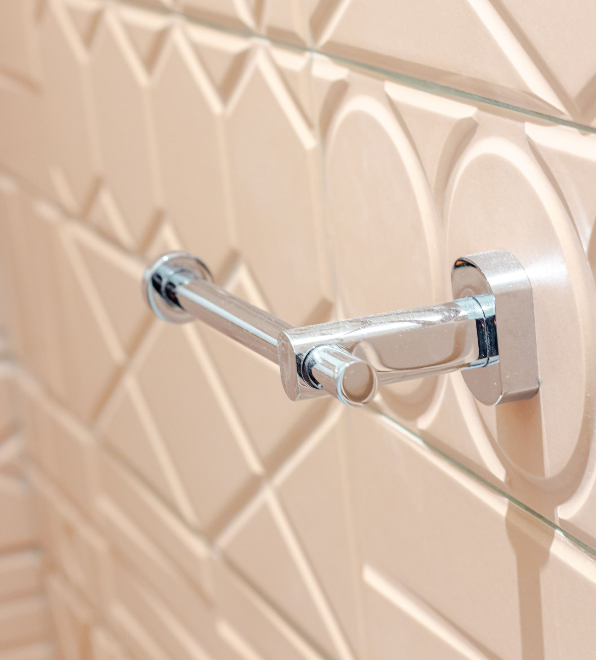 Carrelage mural beige dans une salle de bains