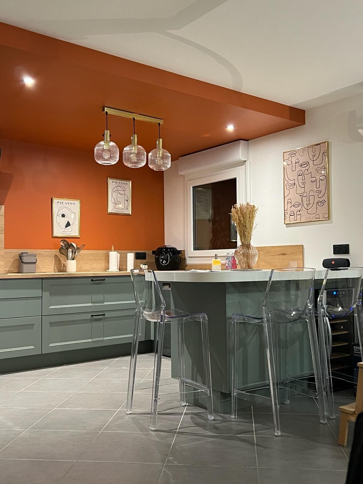 Cuisine décorée en orange