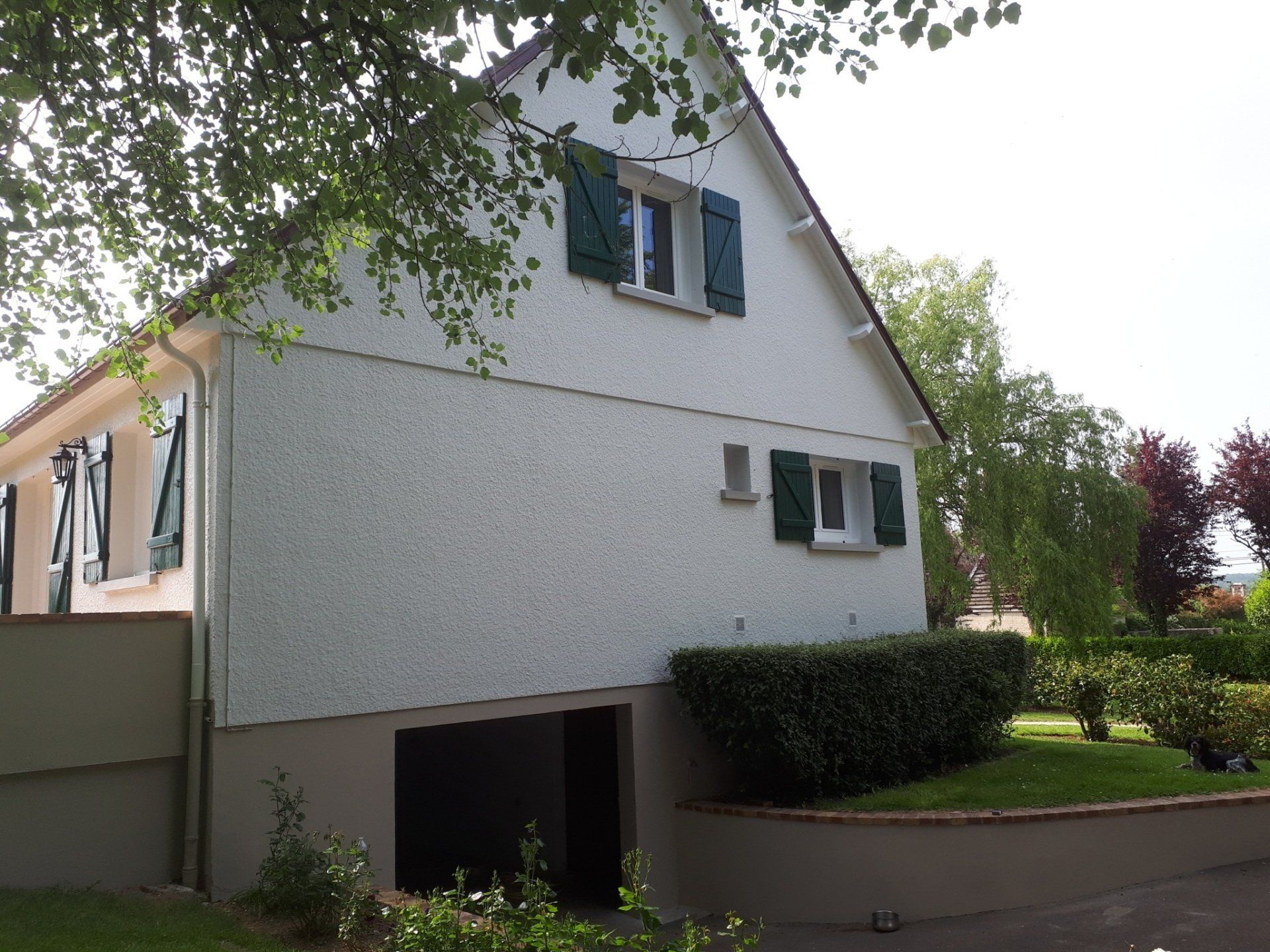 Façade d'une maison avec volets verts