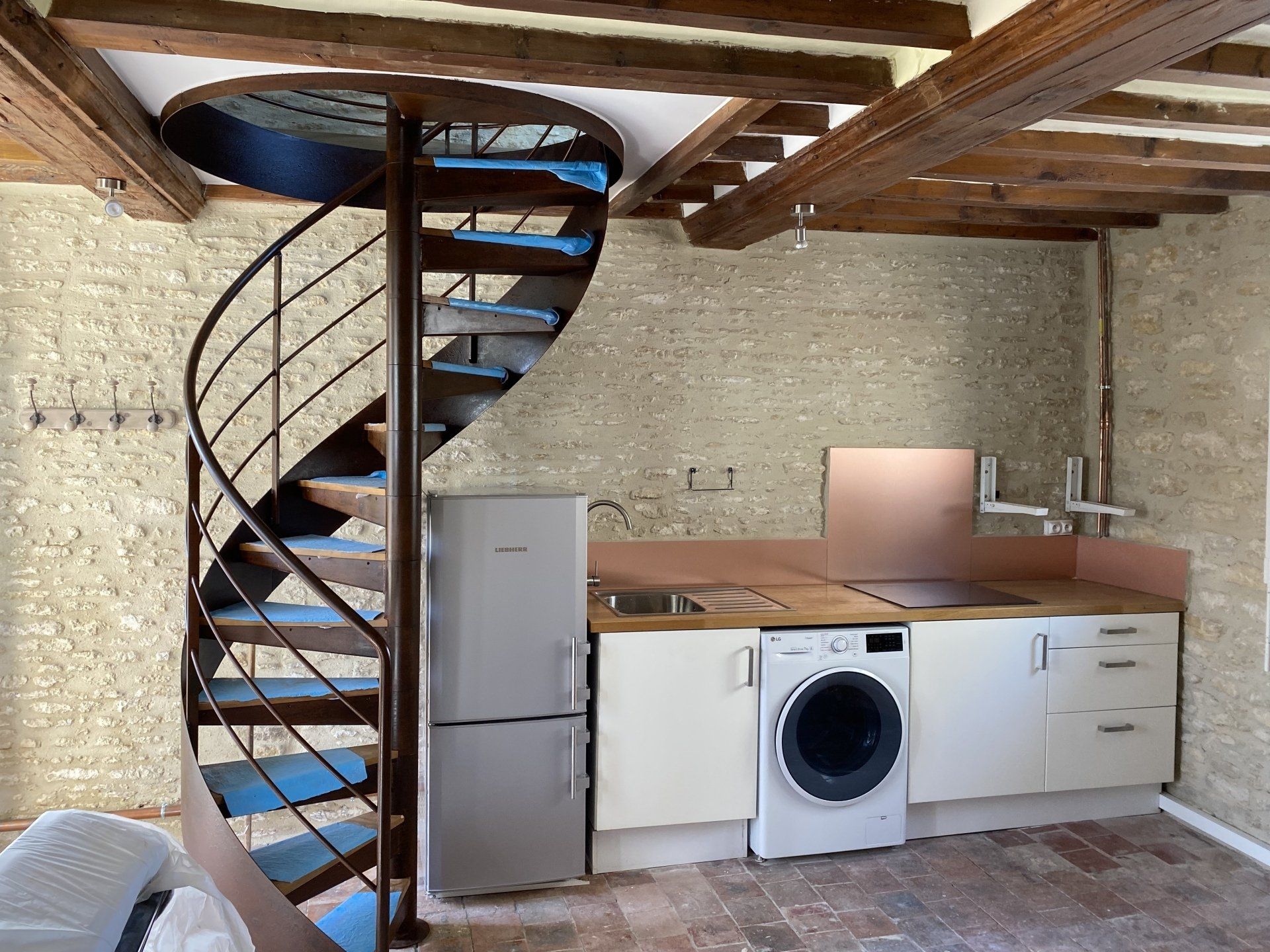 Escalier en colimaçon avec buanderie