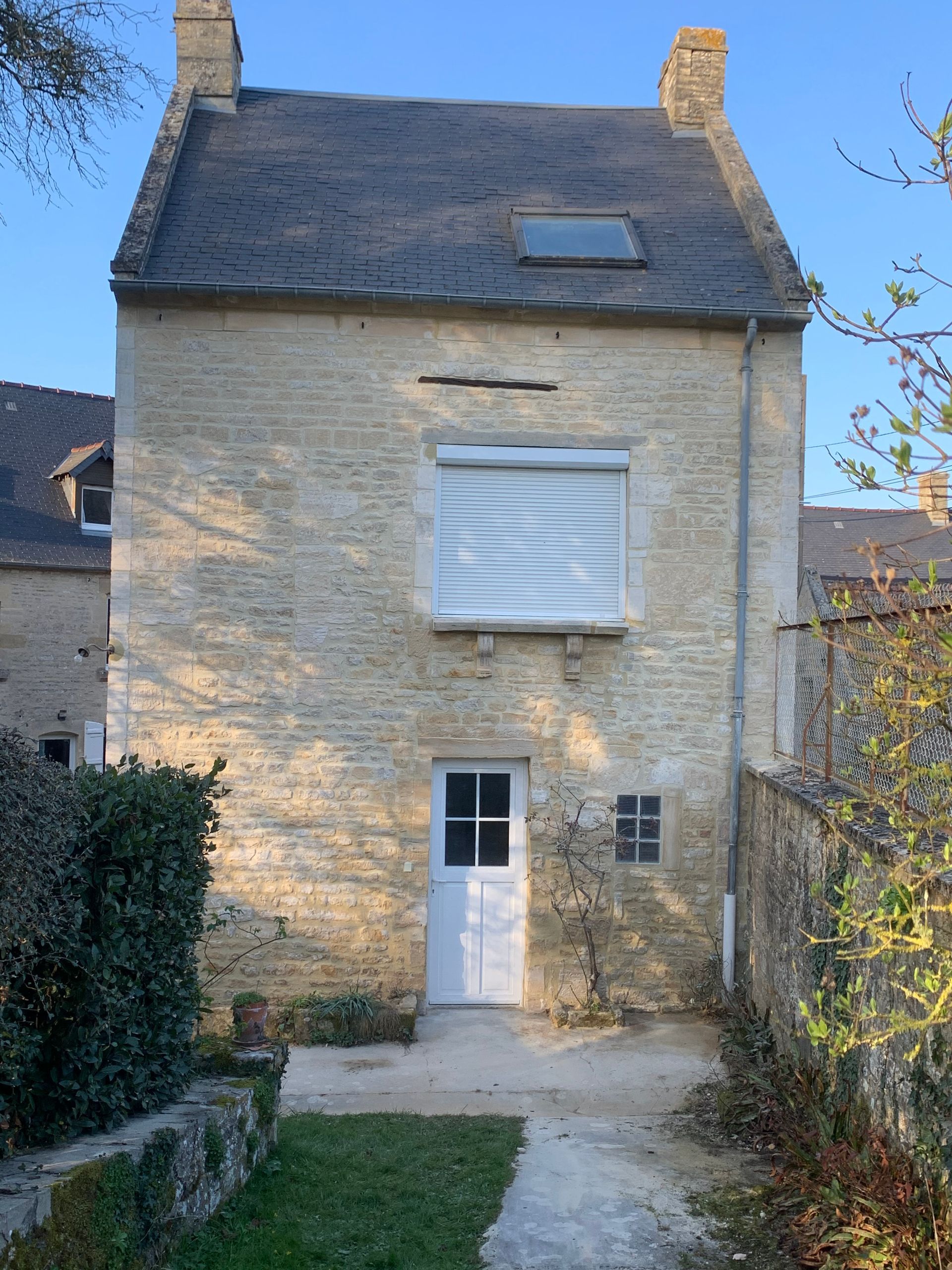 Ravalement d'une façade de maison en pierre