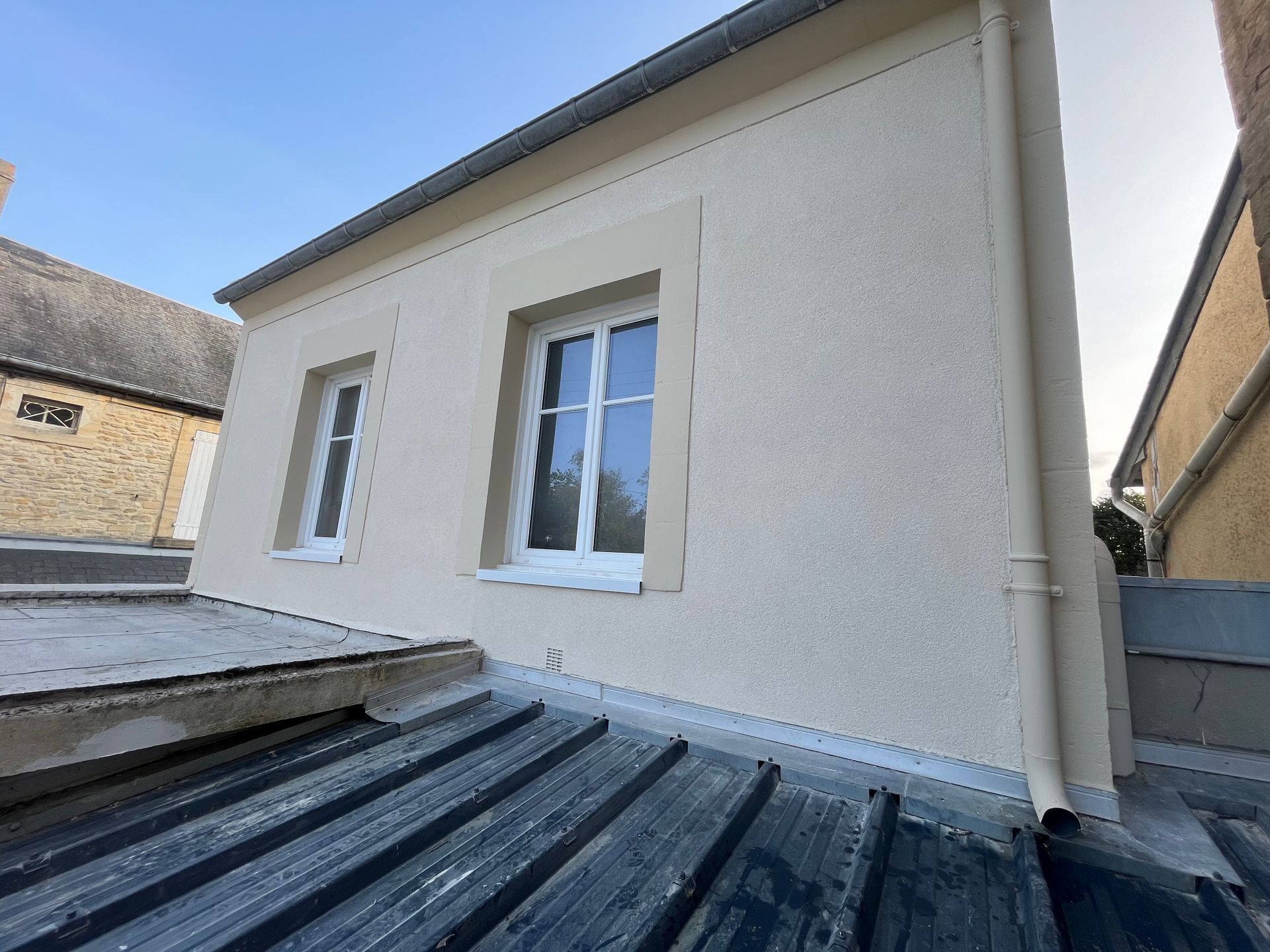 Une peinture blanche sur une façade