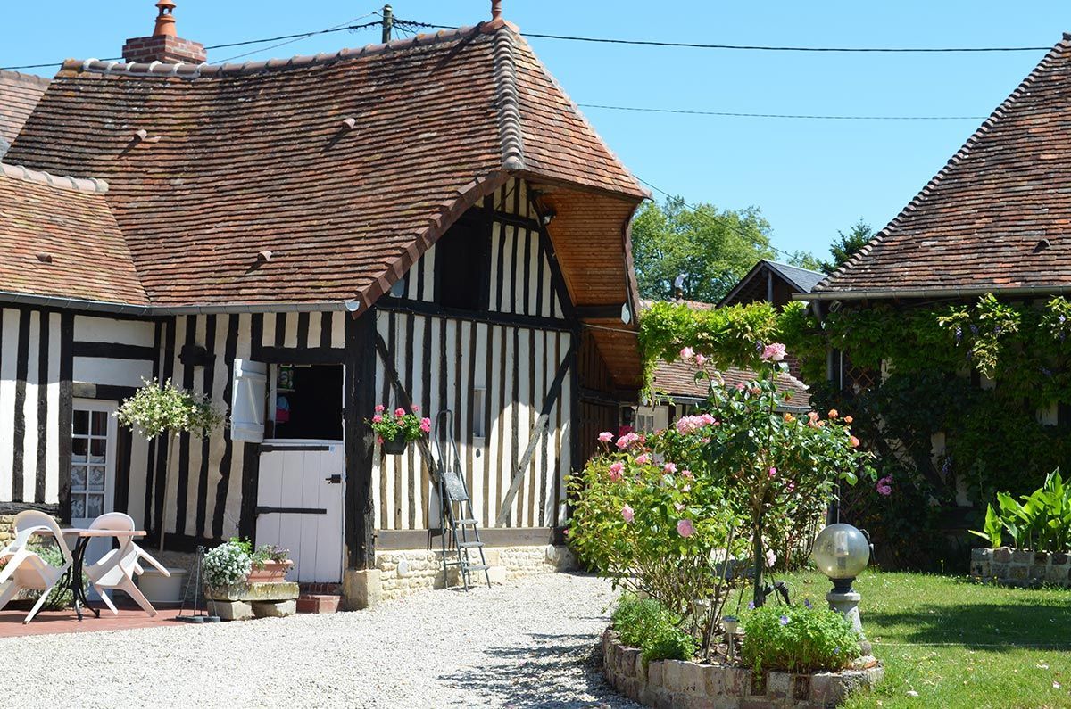 Maison à colombages typique Normande avec un jardin