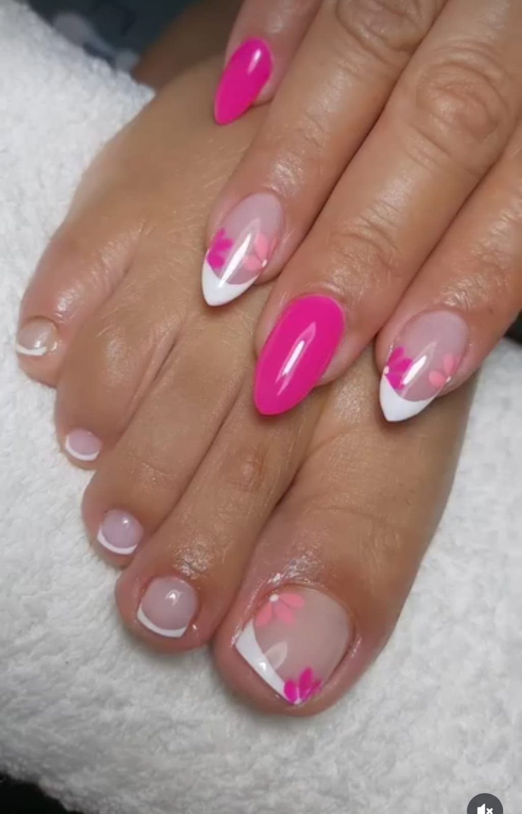 Pie con nail art floral rosa y blanco.