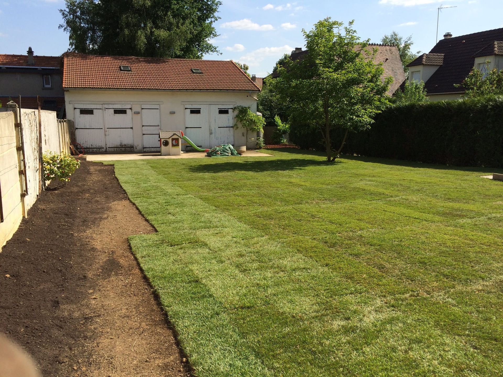 Jardin avec gazon en rouleaux