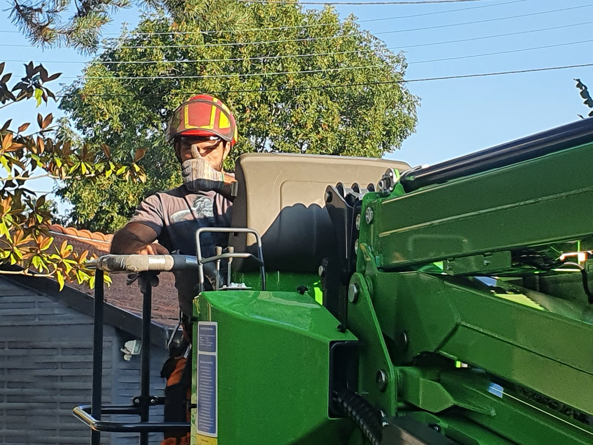 Élagueur dans la nacelle