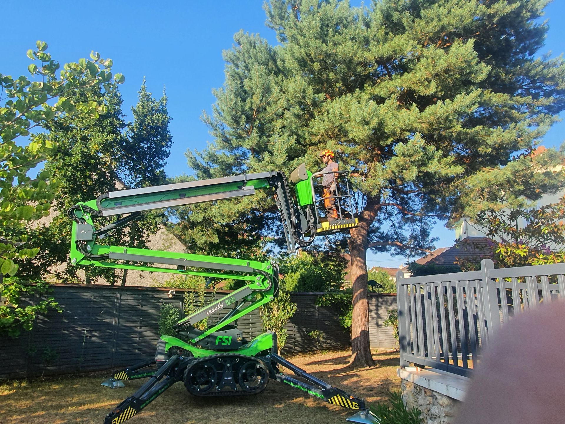 Nacelle qui monte l'élagueur