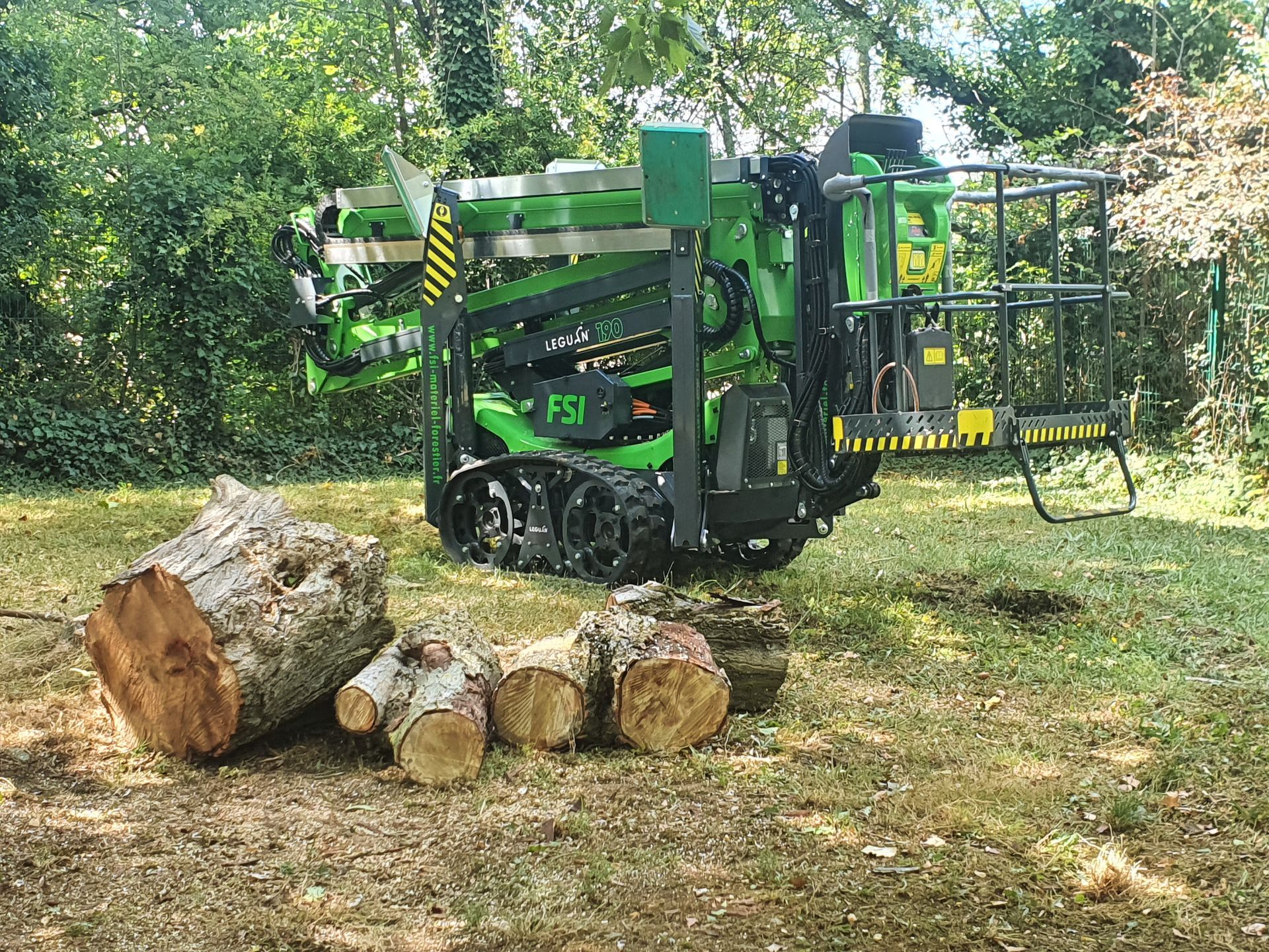 Nacelle et tronc d'arbre coupé en morceaux