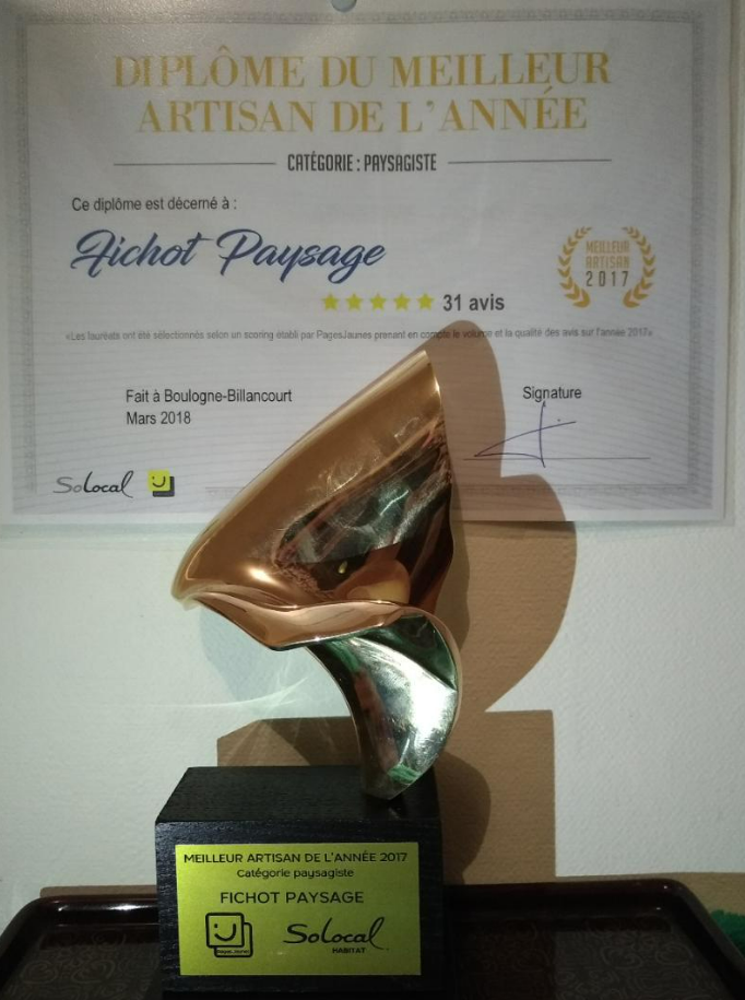 Diplôme et trophée du meilleur artisan de l'année 2017 dans la catégorie paysagiste