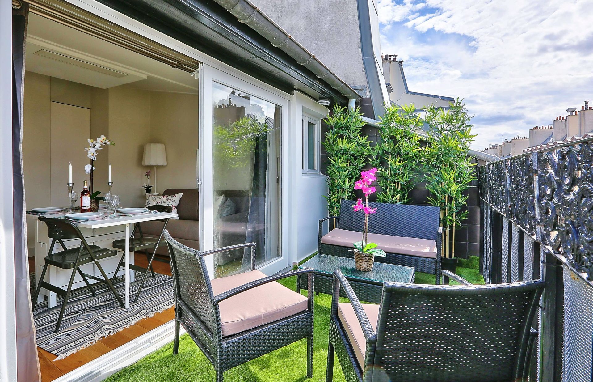 A cosy and comfortable terrace to enjoy the view and the sun near Notre Dame.