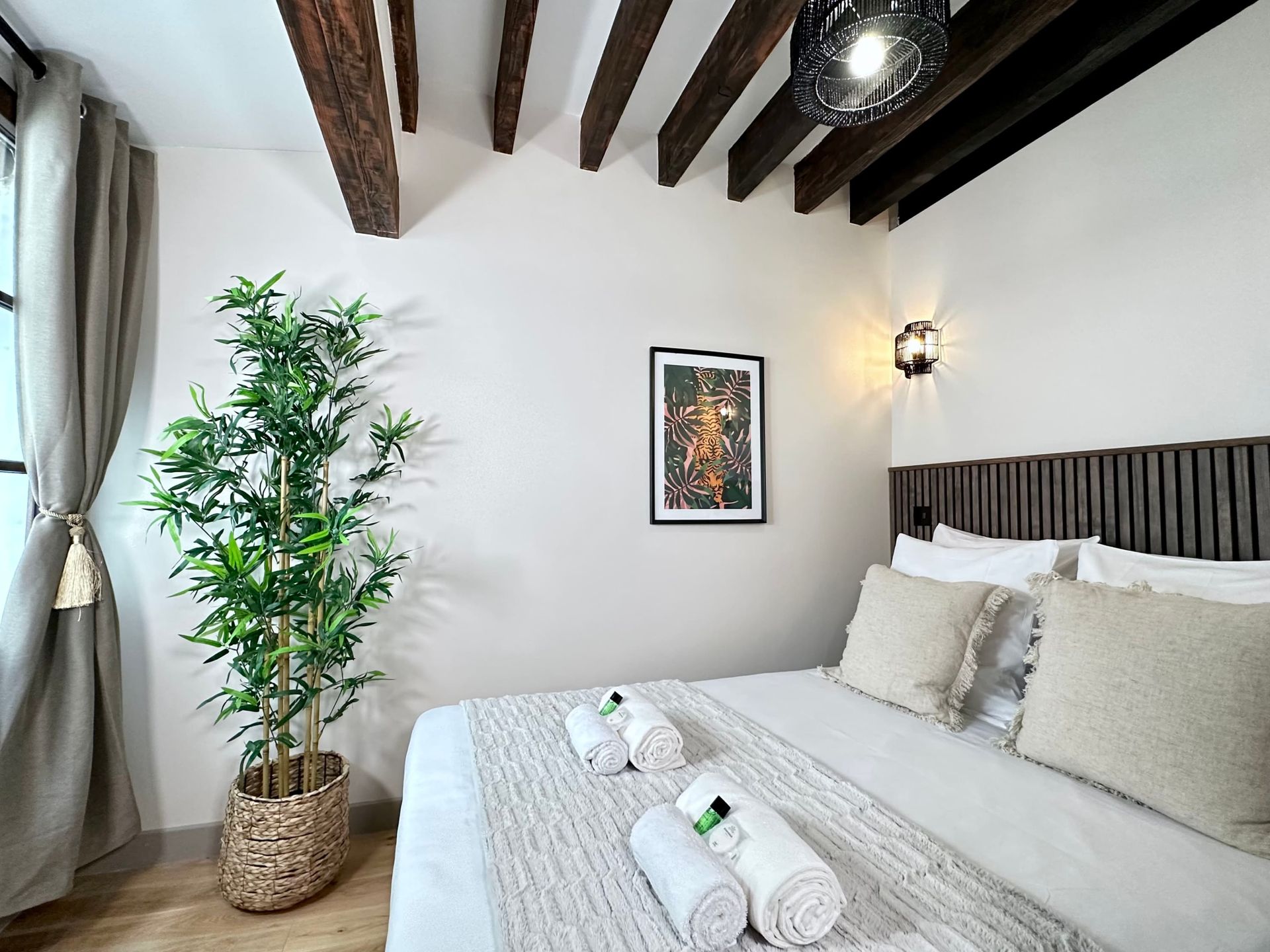 Very comfortable bedroom near the Louvre.