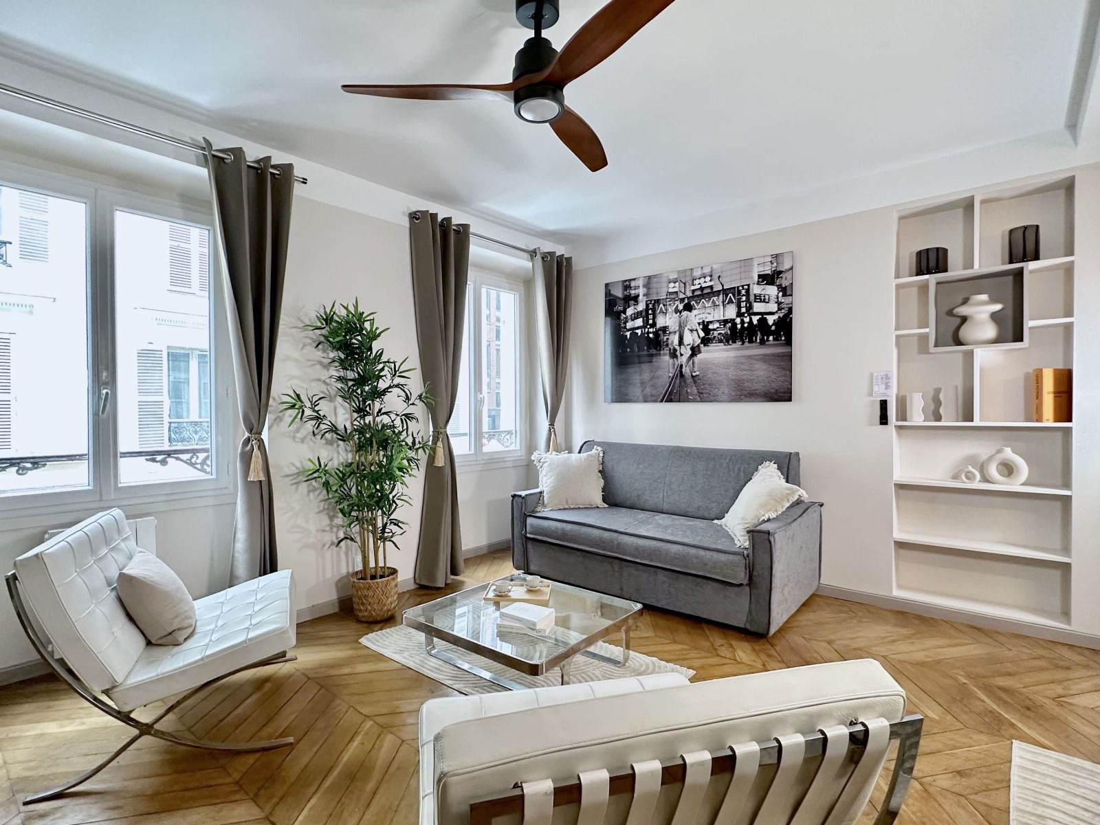 A cosy and comfortable living room in the heart of Paris near the famous Champs-Élysées.