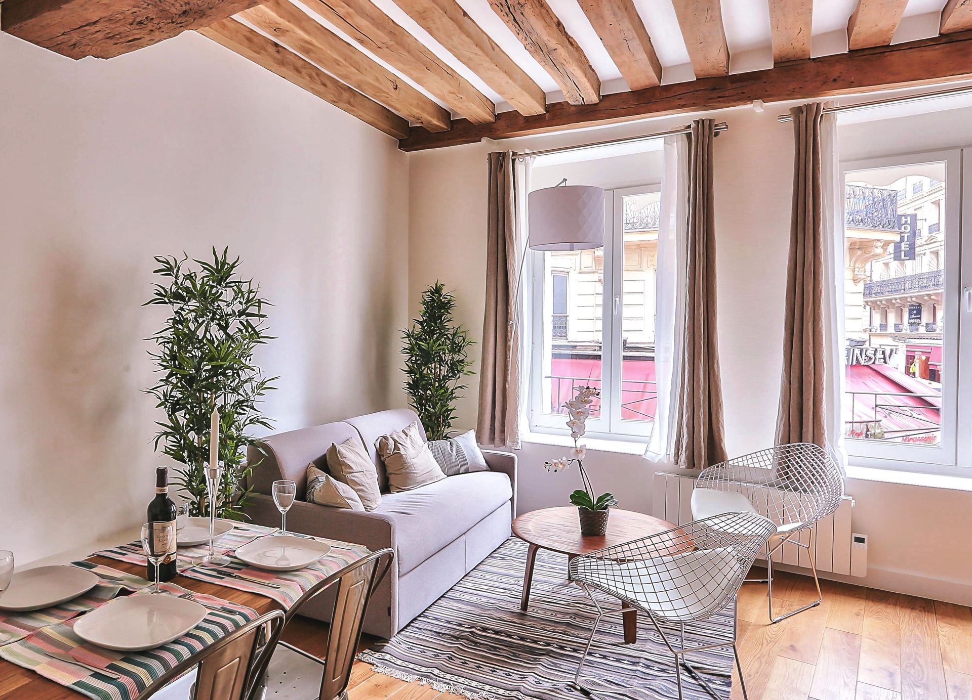 A cosy and comfortable living room in the heart of Paris near Notre Dame