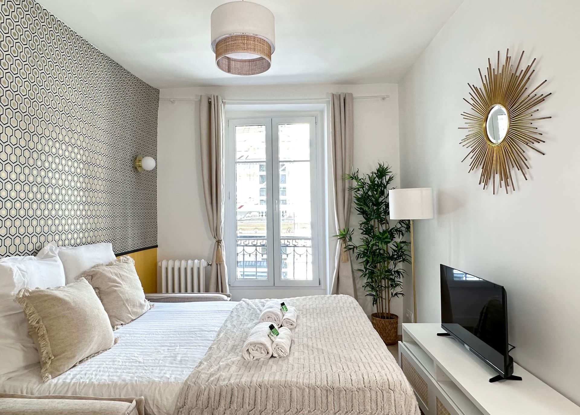 Very comfortable bedroom near the Louvre.