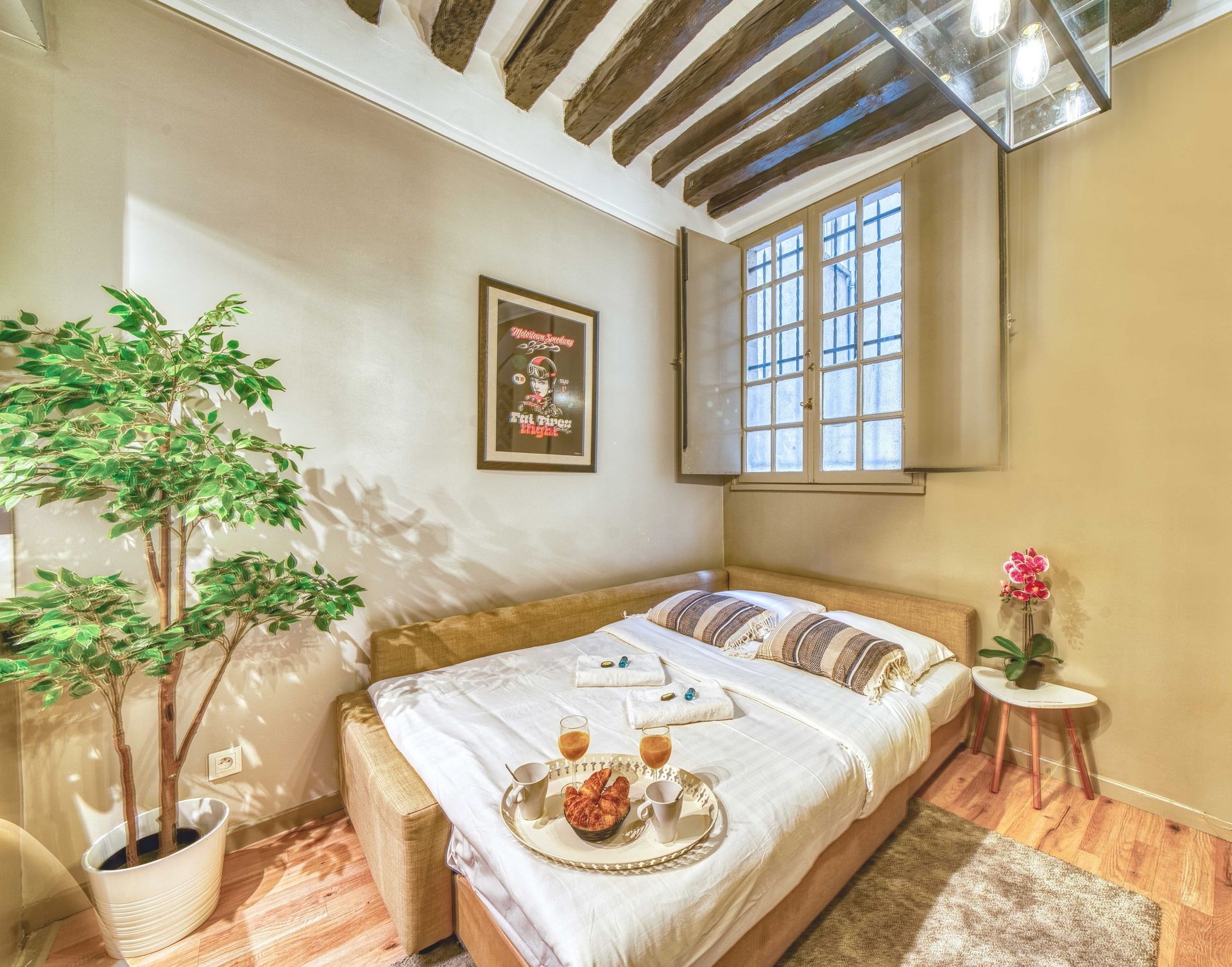 Very comfortable bedroom near the Louvre.