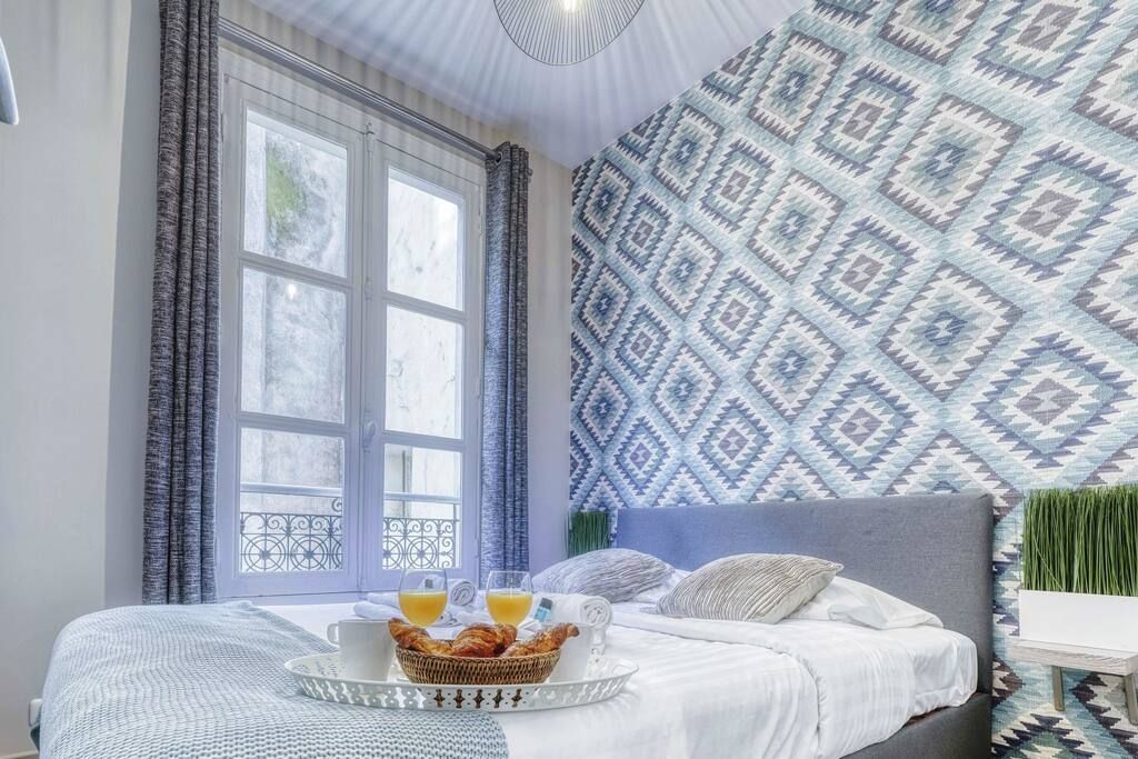 A cosy and comfortable bedroom in the heart of Paris near Notre Dame.