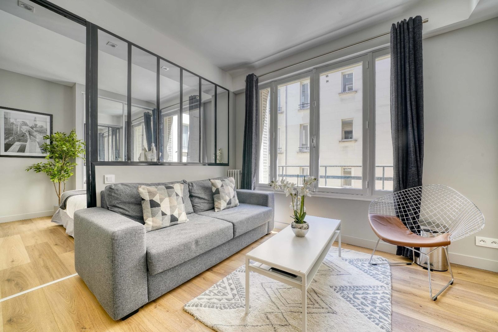 A cosy and comfortable living room in the heart of Paris near the famous Champs-Élysées.