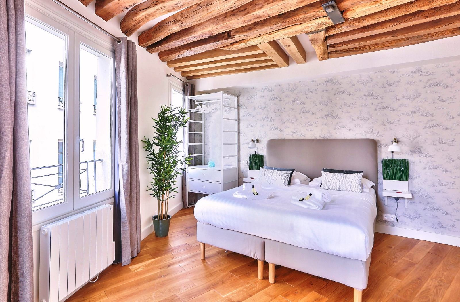 A cosy and comfortable bedroom in the heart of Paris near Notre Dame.