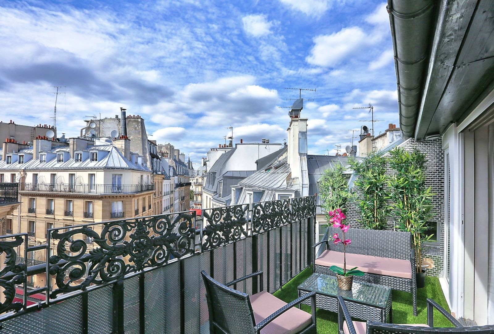 A cosy and comfortable terrace to enjoy the view and the sun near Notre Dame.