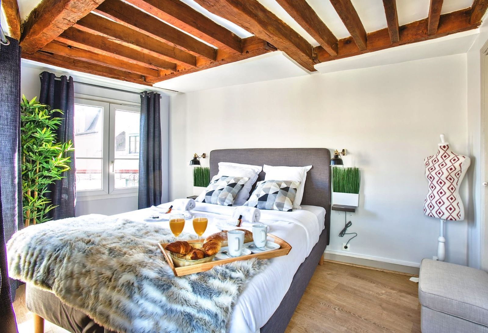 A cosy and comfortable bedroom in the heart of Paris near Notre Dame.