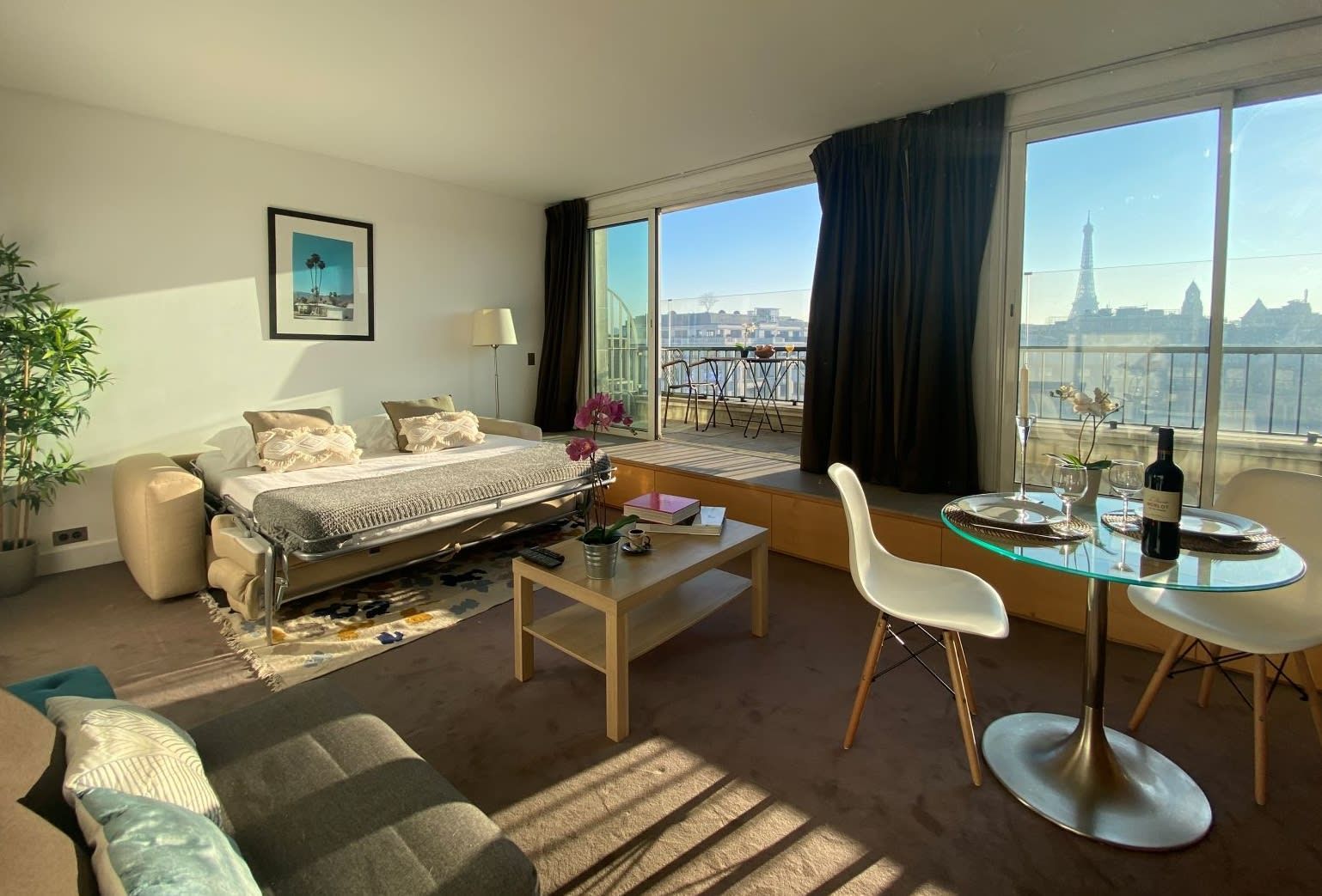 A cosy and comfortable living room in the heart of Paris near the famous Champs-Élysées with a Eiffel Tower view.