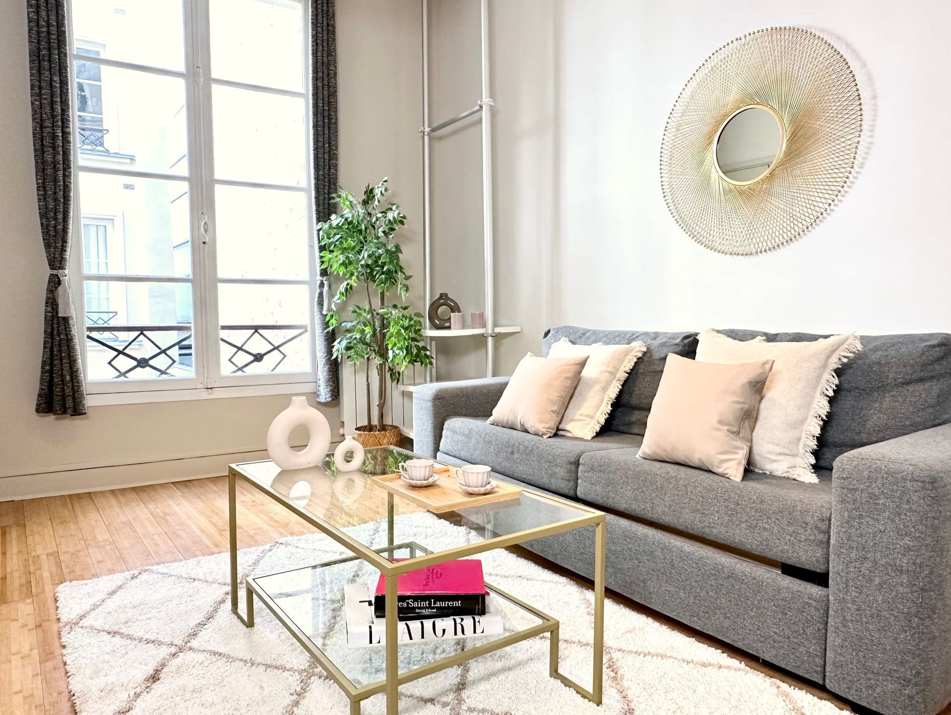 A cosy and comfortable living room in the heart of Paris near the famous Champs-Élysées.