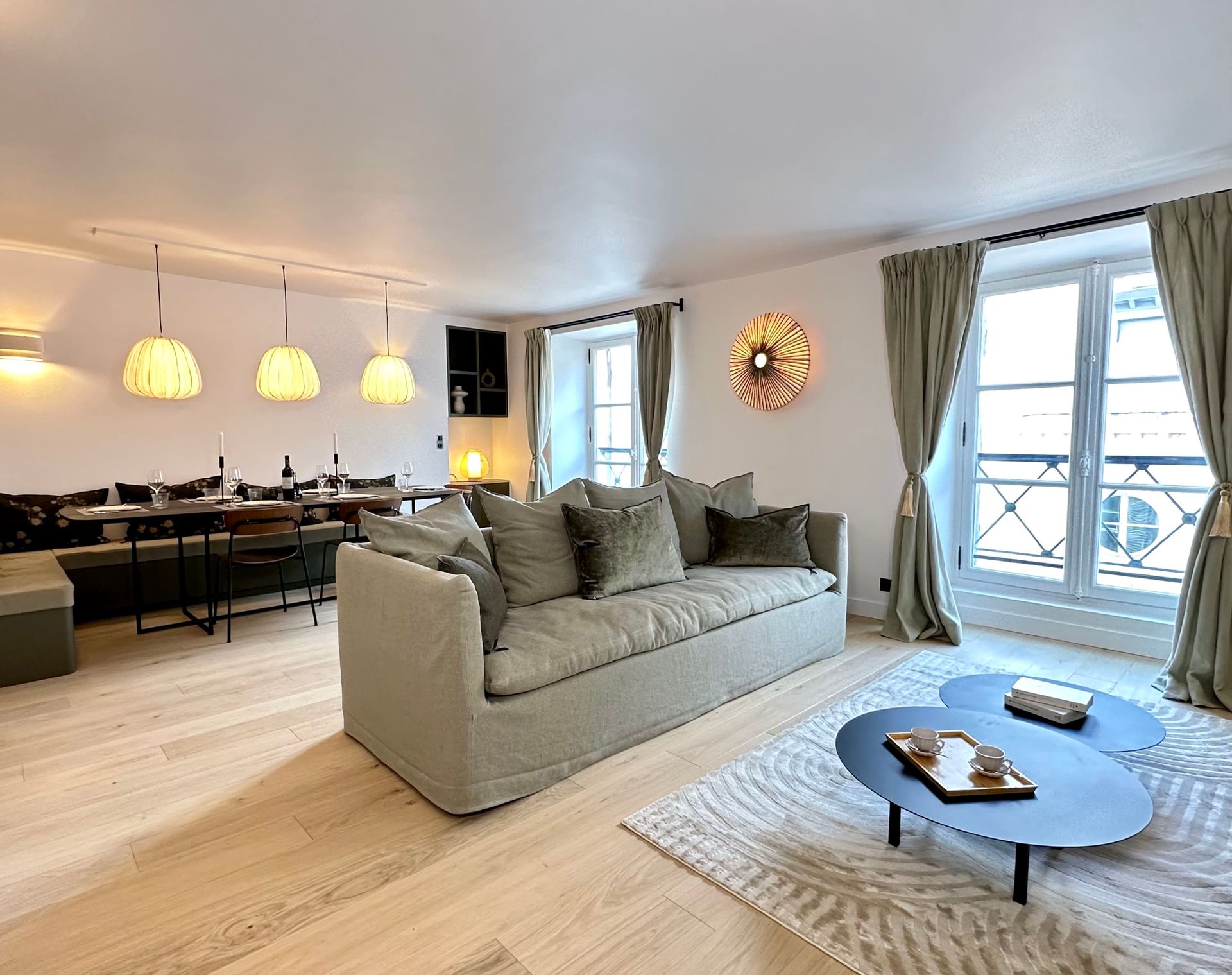 A cosy and luxurious living room in the heart of Paris. Enjoy your stay with us during your holidays in France.