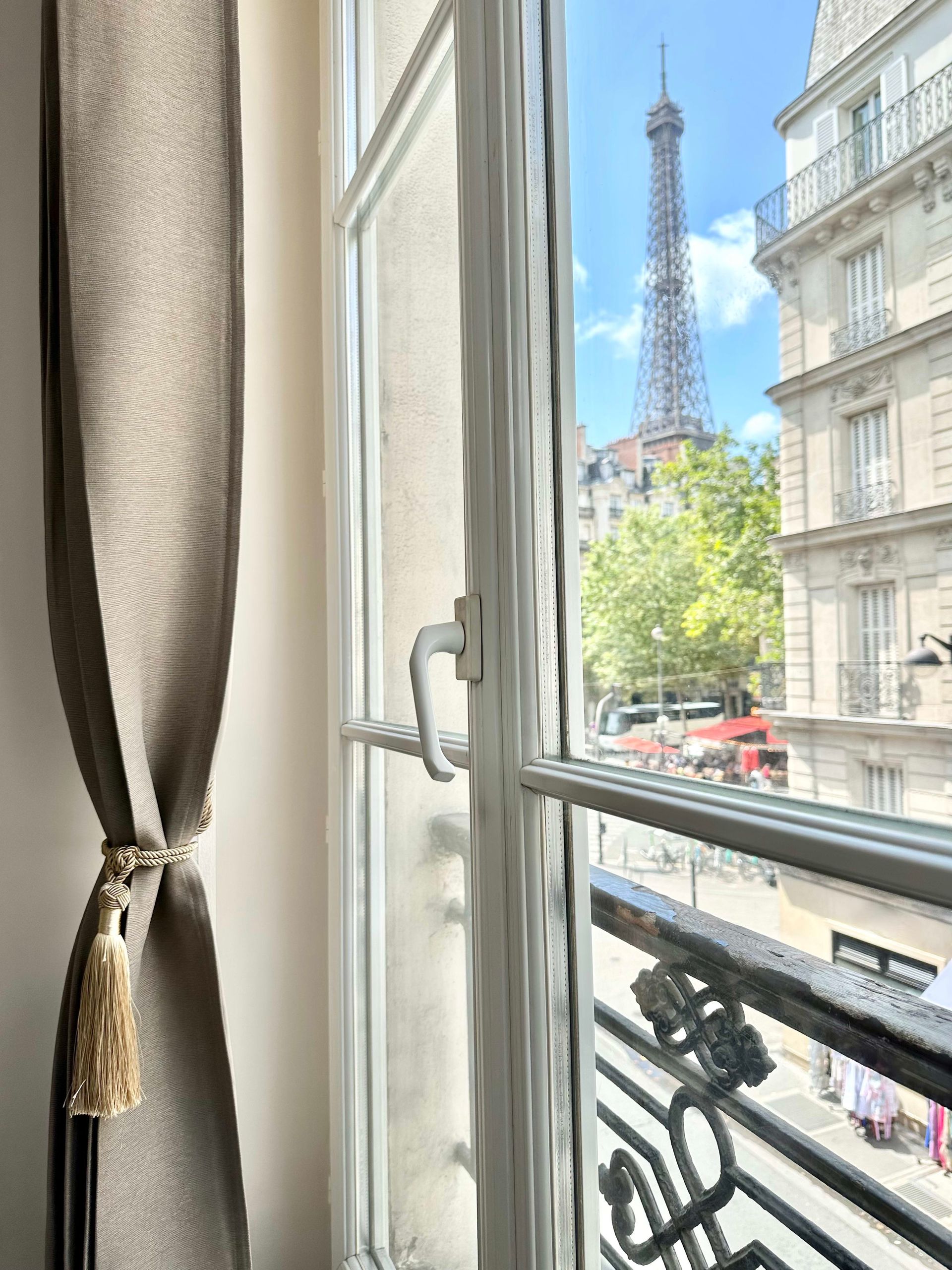 A luxurious rental in the heart of Paris with a view on the Eiffel Tower when staying with us during your holidays in France.