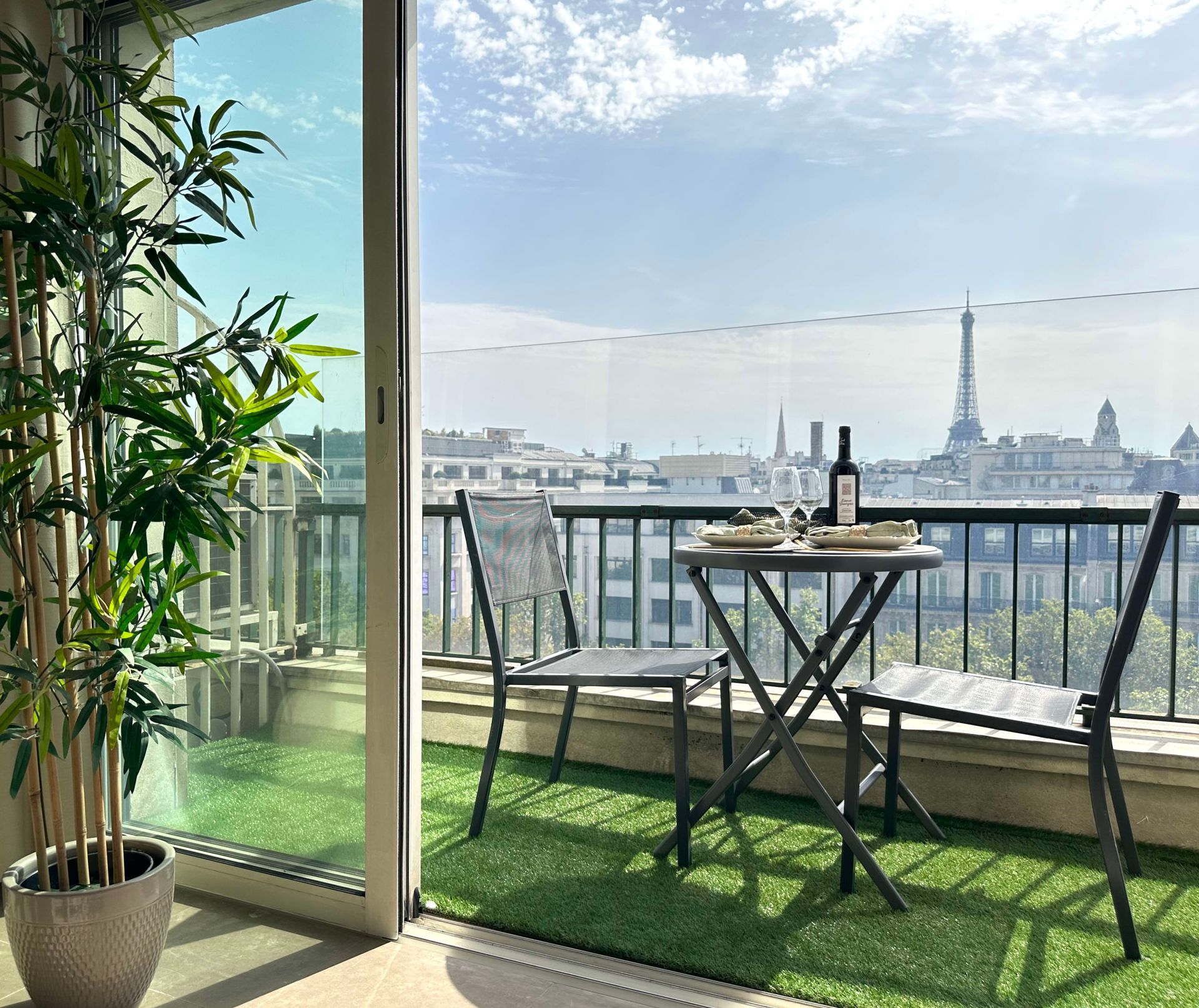 A cosy and comfortable terrace to enjoy the view and the sun near the Champs-Élysées.