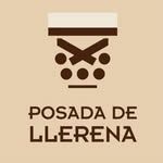 Logotipo con un icono marr&oacute;n y el texto &laquo;POSADA DE LLERENA&raquo; sobre un fondo beige.