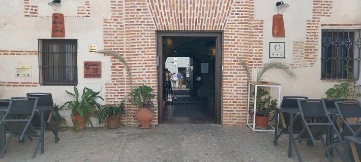 Icono de marcador de posición gris claro con un sol y montañas sobre fondo blanco