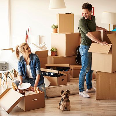 Couple faisant leurs cartons.