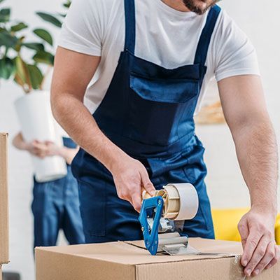 Déménageur en tenue bleue.