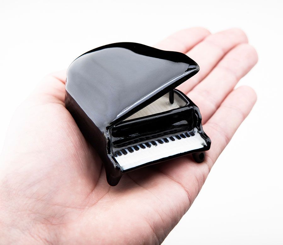 Petit piano dans une main.