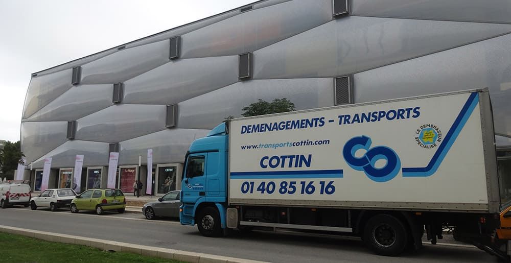 Camion de l'entreprise de transports Cottin circulant à La Défense.