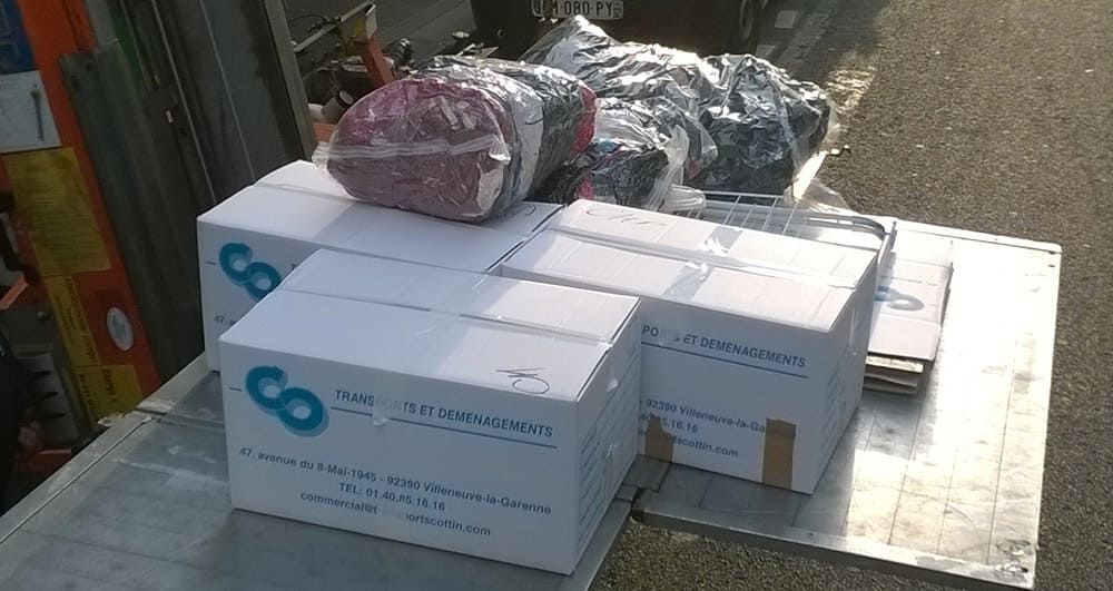 Plusieurs cartons blancs.