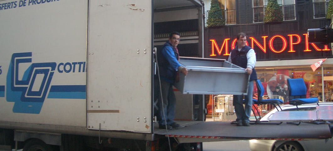 Camion de la société devant un Monoprix