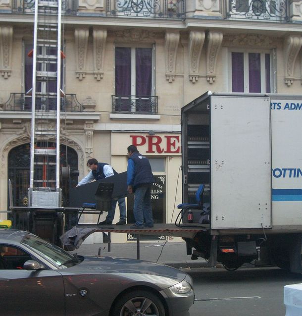 Deux pros de l'entreprise de transport Cottin lors d'un déménagement.