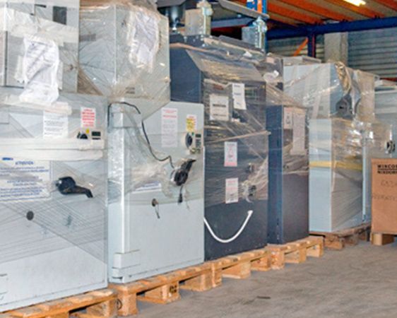 Meubles et électroménager emballés sur des palettes.